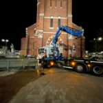 Uitzagen en uithalen deuropening met kabelzaagwerk in muur kerk van meer dan een meter dikte