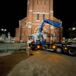 Uitzagen en uithalen deuropening met kabelzaagwerk in muur kerk van meer dan een meter dikte