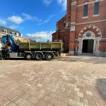 Uitzagen en uithalen deuropening met kabelzaagwerk in muur kerk van meer dan een meter dikte